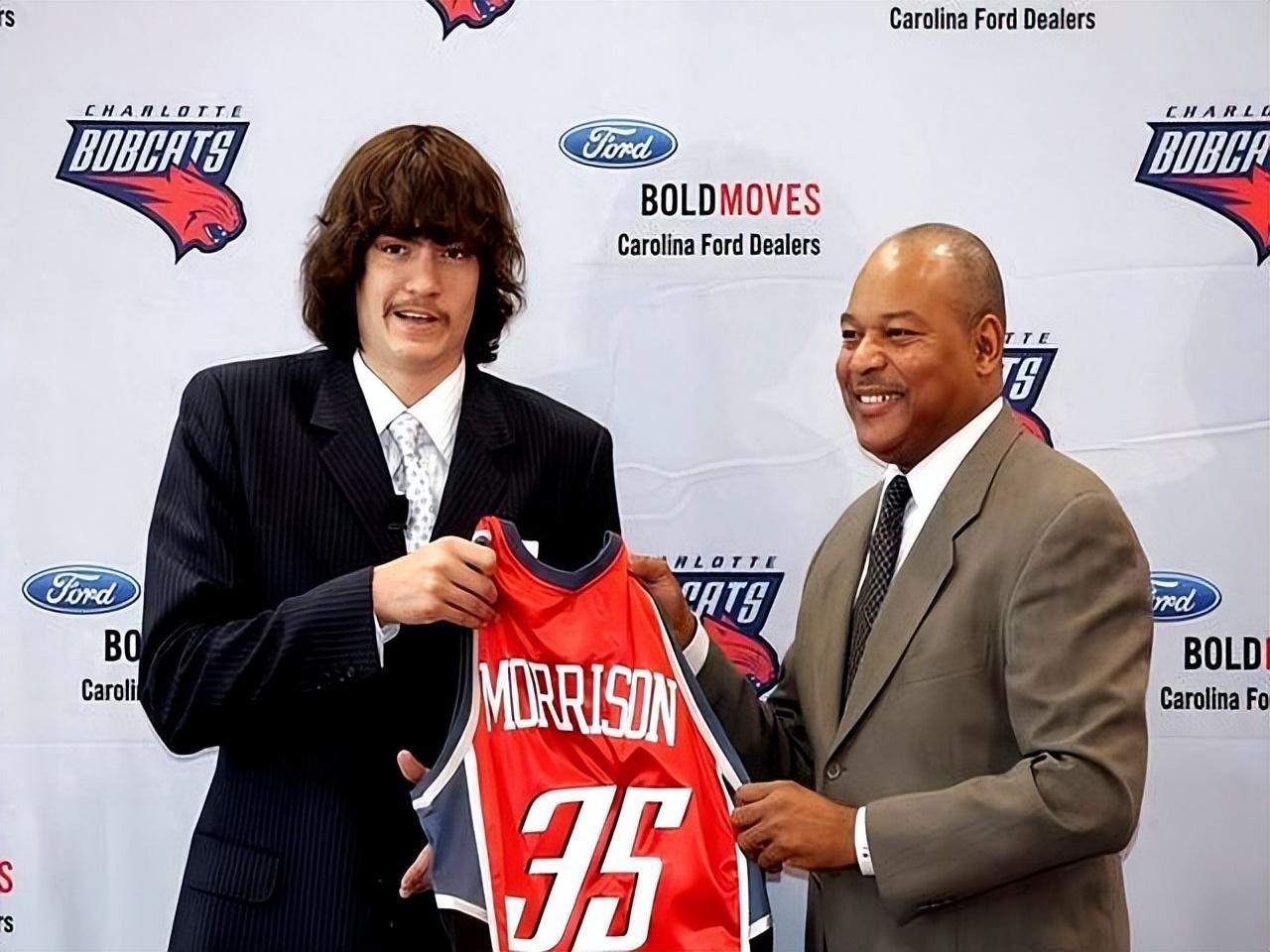 乐竞体育-还记得他吗？NCAA的王者 被誉为大鸟二世 却只打了3年NBA光速消失