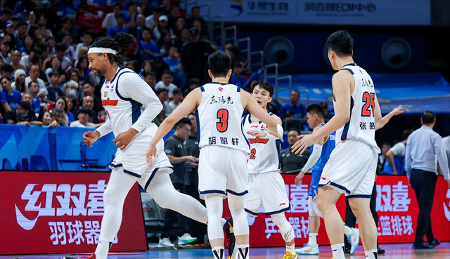 乐竞体育-国字号内线在广东摆烂！杜锋拿他没办法，球迷：不想打可以走